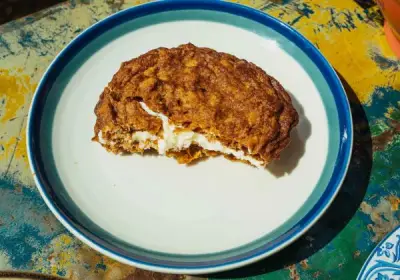 Recipe: The Daily’s oatmeal cream pies