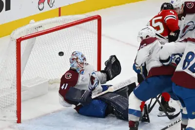 Scott Wedgewood, red-hot Avalanche keep rolling, fend off Blackhawks despite another slow start