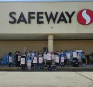 More Safeway, Albertsons workers authorize strike; negotiations set to resume