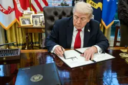 PODCAST: ¿En qué consiste la demanda contra las multas civiles de migración impuestas por el gobierno Trump?