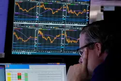 US stocks drift lower as mixed profit reports from retailers and higher Treasury yields weigh